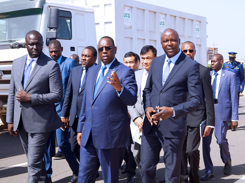 Le Président de la République du Sénégal, M. Macky Sall, a participé à la cérémonie de la livraison de lots de véhicules d’assainissement sénégalais organisée par SINOTRUK INTERNATIONAL, il a donné une évaluation et une reconnaissance